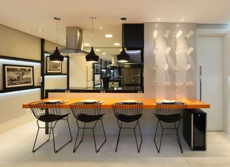 45. O conjunto de cadeiras Bertoia preta se destacam na decora&ccedil;&atilde;o da cozinha americana. Fonte: Mercado Livre