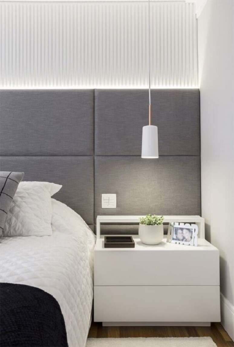 26. Decoração de quarto branco moderno com cabeceira estofada cinza com iluminação de LED embutida – Foto: Pinterest