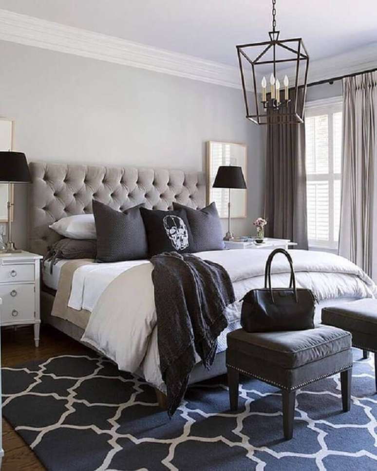 20. Quarto de casal clássico decorado com abajur preto e cabeceira capitonê cinza – Foto: Decor Art