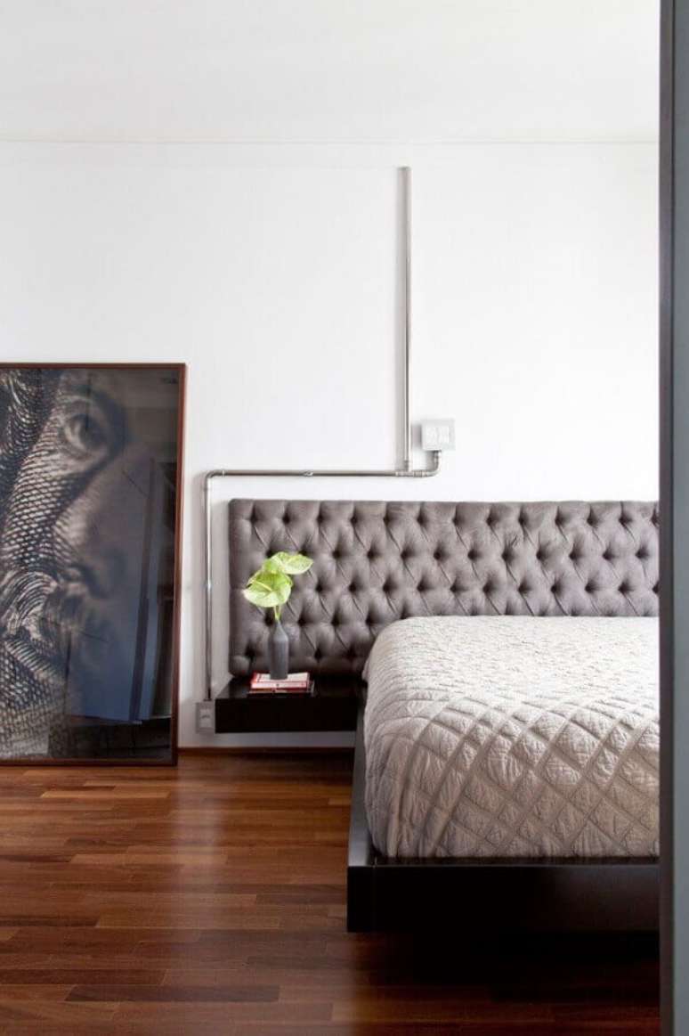 12. Decoração minimalista para quarto de casal com cabeceira capitonê cinza – Foto: Pinterest