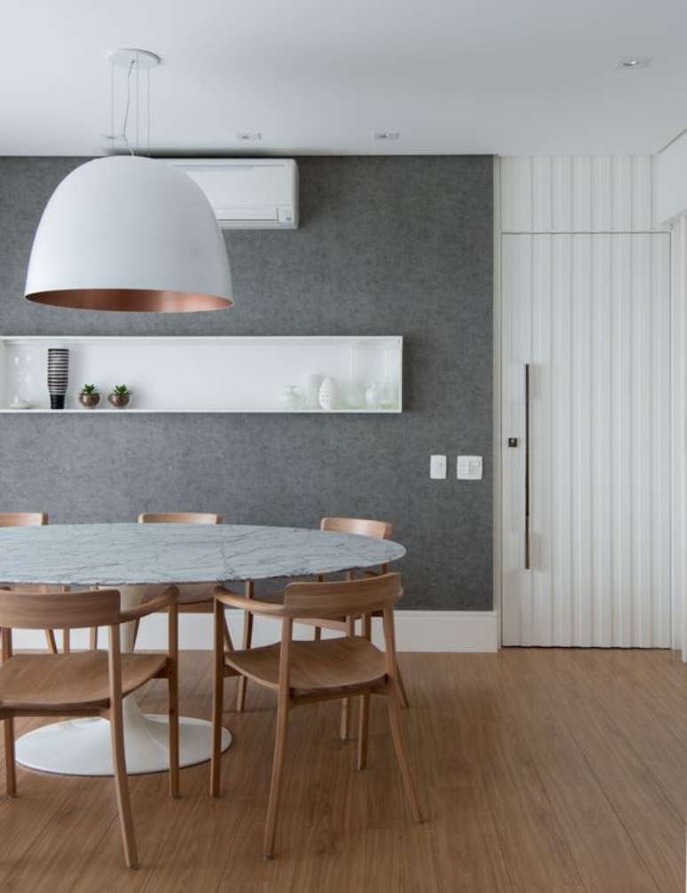 63. Mesa de jantar com mesa saarinen &ndash; Via: Casa Vogue