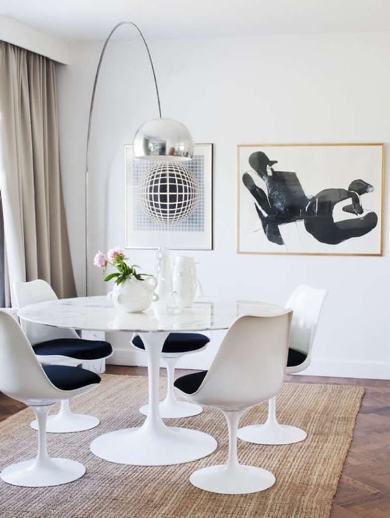 65. Sala de jantar moderna com mesa saarinen &ndash; Via: Camille Styles