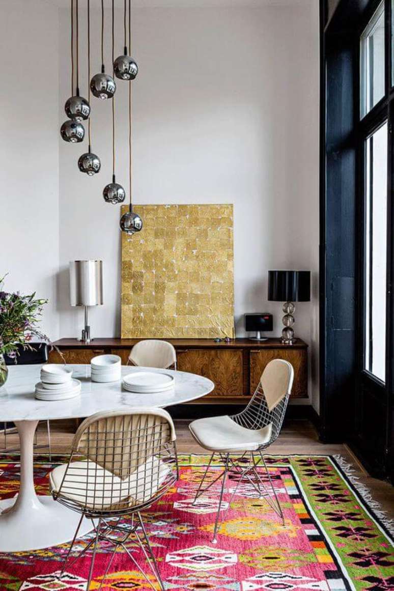 68. Sala moderna e colorida com mesa saarinen &ndash; Via: Pufik Homes