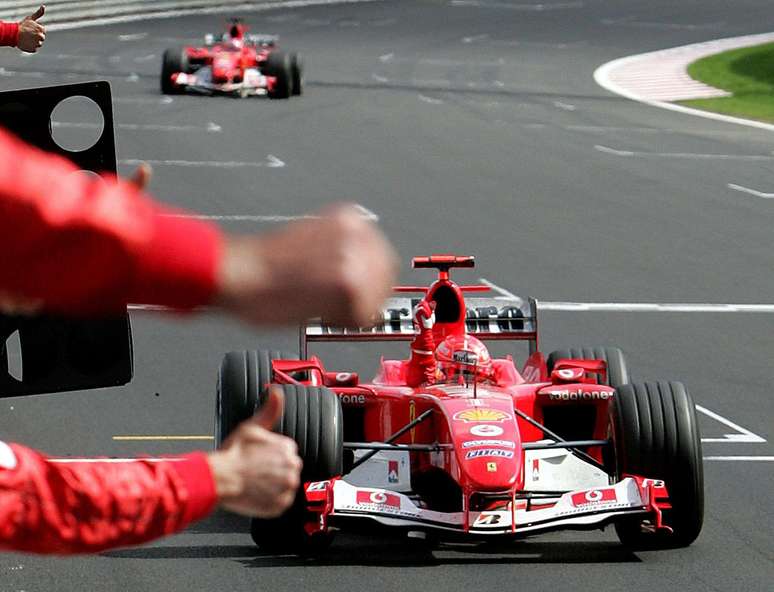 Schumacher conquistando o título de 2004, ano em que Barrichello foi vice.