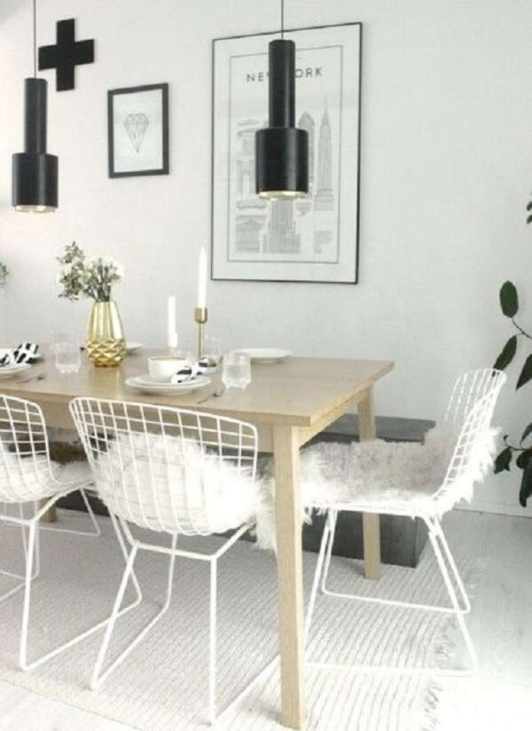 49. Tecidos peludos e almofadas s&atilde;o normalmente usadas na cadeira Bertoia. Fonte: Pinterest