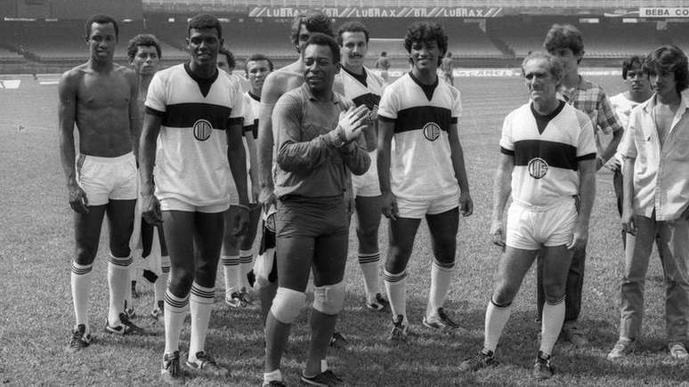 Pelé e Renato Aragão nas filmagens de Os Trapalhões e o Rei do Futebol, em 1986