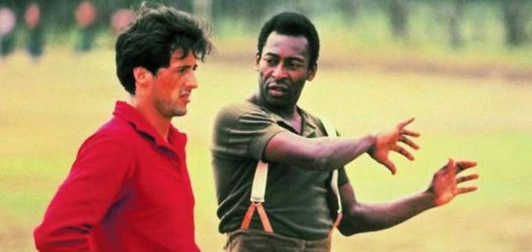 Pelé com Sylvester Stallone nos bastidores das filmagens de 'Fuga para a Vitória'