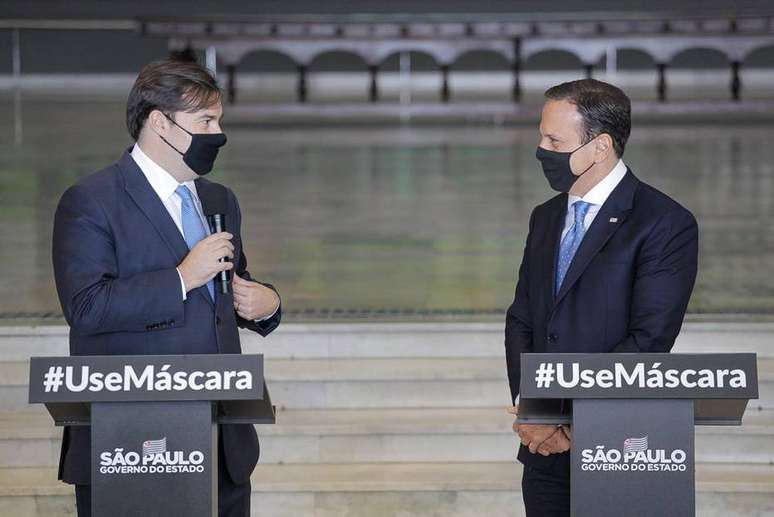 O presidente da Câmara, Rodrigo Maia, participa de entrevista coletiva ao lado do governador João Doria (PSDB), para falar sobre a coronavac