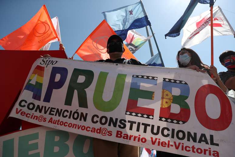 Manifestantes protestam em Santiago antes de referendo no Chile
22/10/2020 REUTERS/Ivan Alvarado