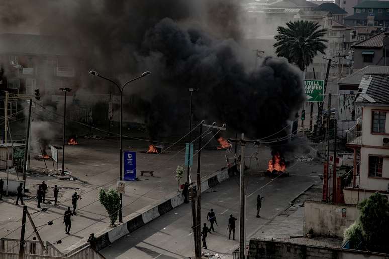 Homens armados sao visto próximos de pneus em chamas em rua de Lagos
21/10/2020
UnEarthical/via REUTERS
