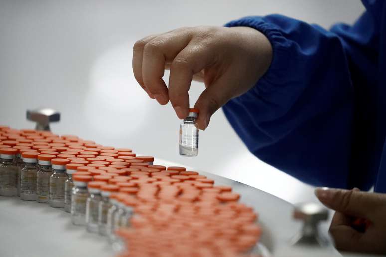 Funcionário inspeciona frascos em unidade da chinesa Sinovac Biotech em Pequim
24/09/2020
REUTERS/Thomas Peter