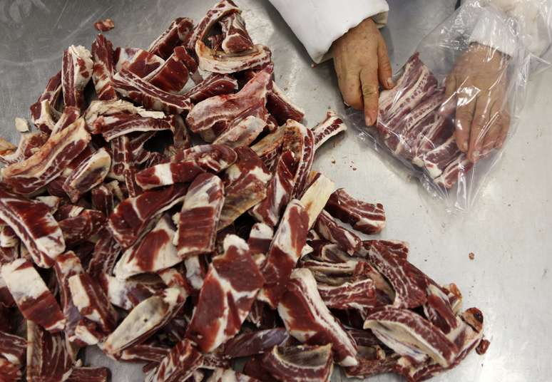 Processamento de carne bovina em frigor&iacute;fico da Marfrig 
07/10/2011
REUTERS/Paulo Whitaker