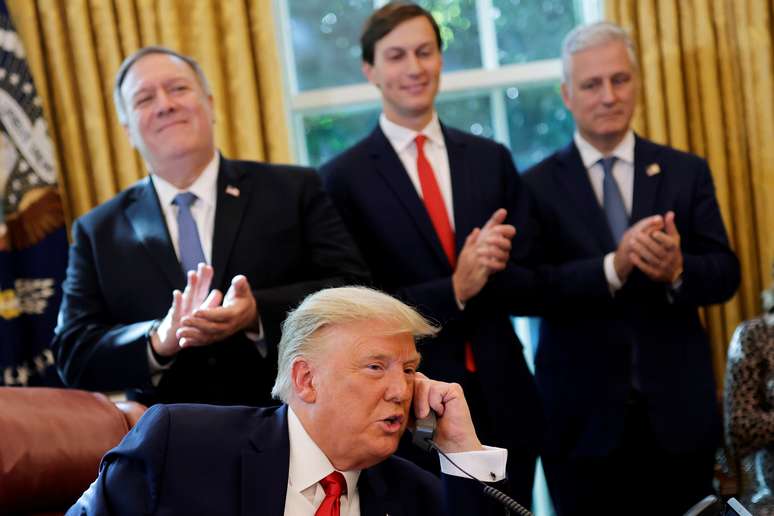 Presidente dos EUA, Donald Trump, durante telefonema com líderes de Israel e Sudão, em Washington
23/10/2020
REUTERS/Carlos Barria