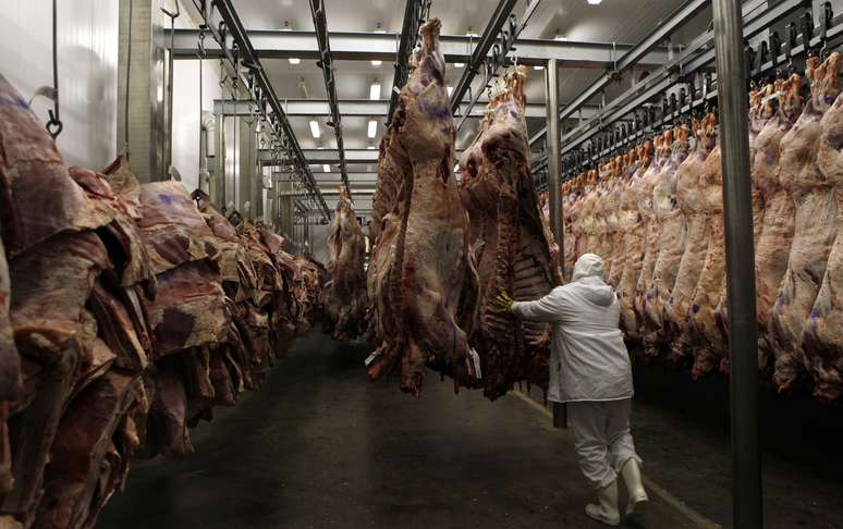 Processamento de carne bovina em frigor&iacute;fico da Marfrig 
07/10/2011
REUTERS/Paulo Whitaker