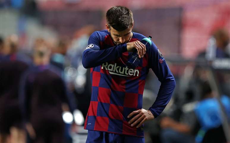 Piqué se mostra chateado com posturas recentes do Barcelona fora de campo (Foto: Rafael Marchante/AFP)