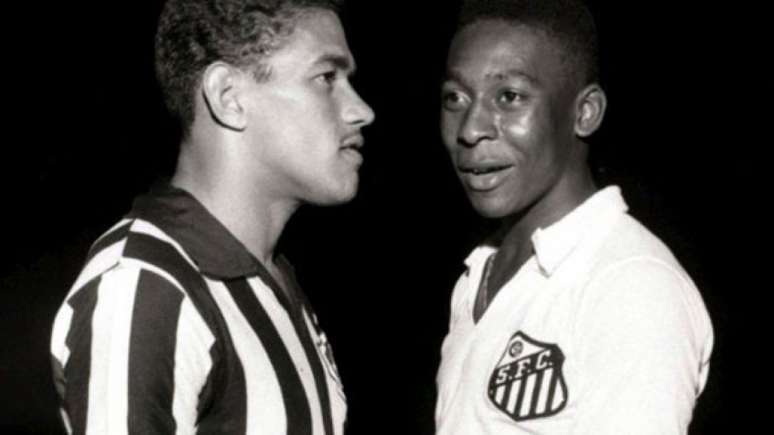 Mané Garrincha e o Rei Pelé, lado a lado: final da Taça Brasil de 62 é uma das mais recordadas do futebol mundial (Divulgação Santos FC)