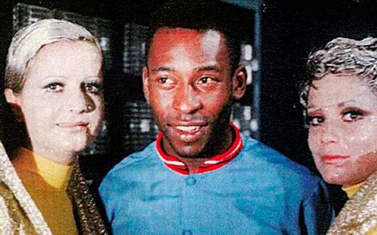 Pelé era Plínio Pompeu, escritor e jornalista que morava em uma ilha invadida por extraterrestres vividas por Rosamaria Murtinho, Regina Duarte e Cláudio Corrêa e Castro (Foto: Reprodução / TV Excelsior)