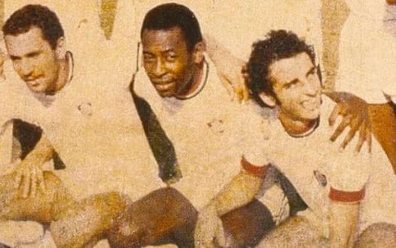 Pelé com a camisa do Fluminense em amistoso realizado na Nigéria (Foto: Divulgação/Fluminense)