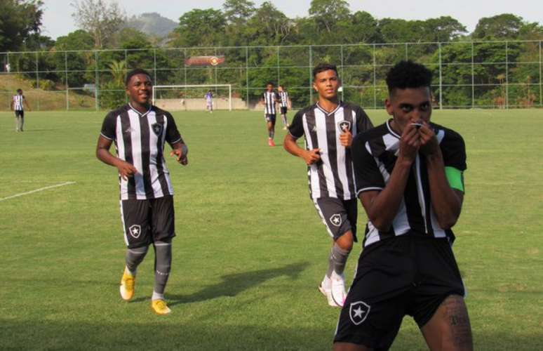 Kauê comemora gol (Foto: Fábio de Paula/Botafogo)