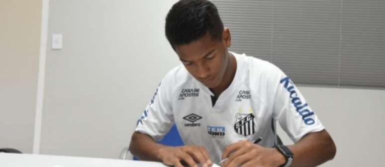 Angelo assinou pré-contrato profissional (Foto:Divulgação/Santos)