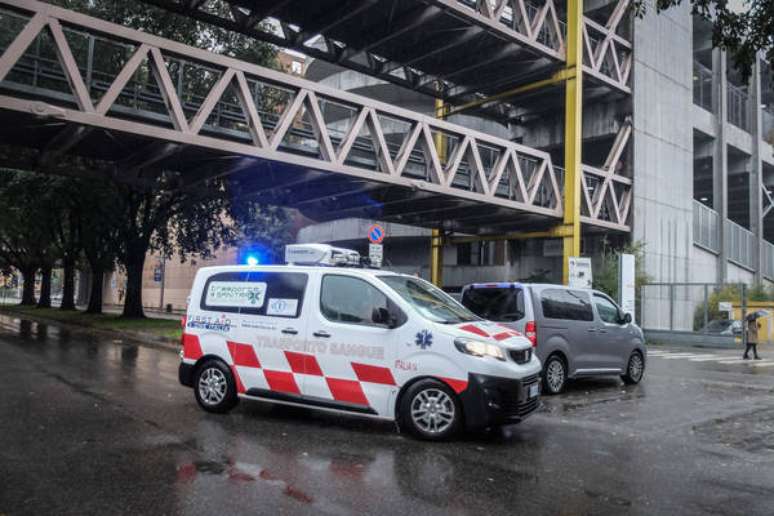 Ambulância no hospital de campanha de Milão, na Lombardia