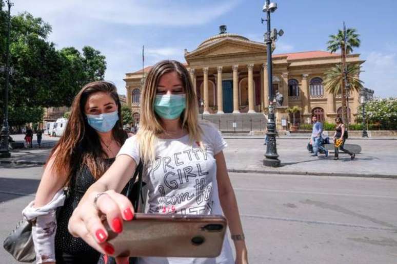 Duas turistas no centro de Palermo