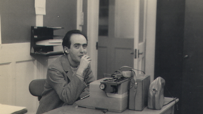 Vladimir Herzog na redação de Londres da BBC, em 1966, onde ele trabalhou por três anos