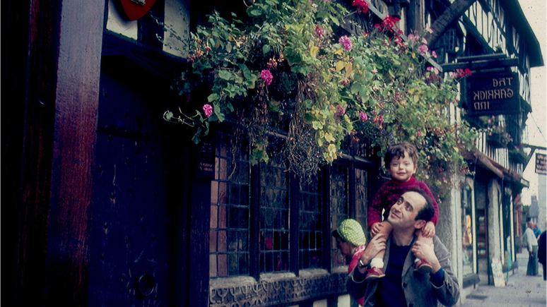 Herzog carrega Ivo nos ombros em frente ao pub The Garrick Inn, em 1968