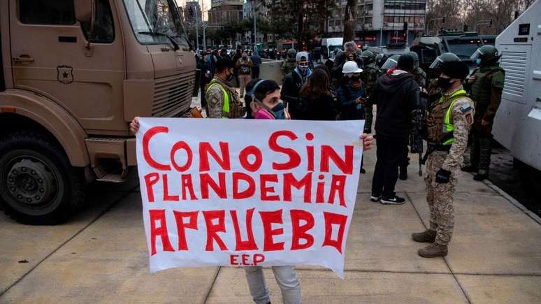 Manifestante segura cartaz que diz: 'Com ou sem pandemia, aprovo!'