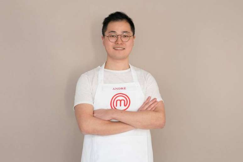 André tem 28 anos de idade e é engenheiro agrônomo. Tem origem japonesa e gosta de criar 'comidas de boteco' orientais.  