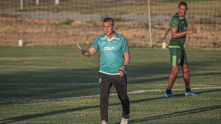 Jorginho orienta treinamento do Coritiba antes de duelo contra o Ceará