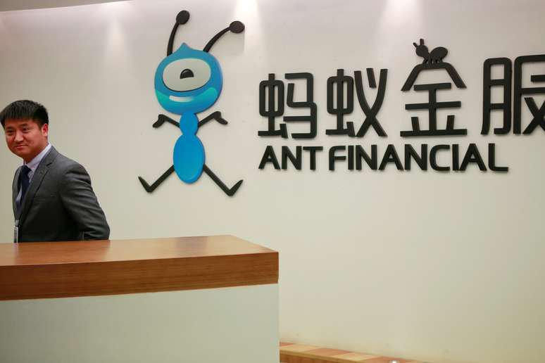 Funcionário em frente ao logo do Ant Financial Services Group na sede da empresa em Hangzhou, na província chinesa de Zheijang
24/01/2018 REUTERS/Shu Zhang
