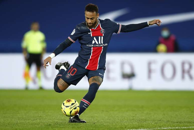 Com Neymar de garçom, PSG bate o Dijon e assume a liderança do Francês