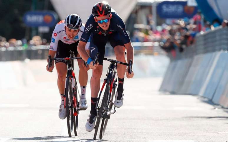 Geoghegan (preto) dá o sprint final , vence a etapa 20 do Giro da Itália e vai para segundo lugar geral. Jai Hindley chega logo atrás e assume a liderança. Resta apenas uma etapa e não há diferença de tempo entre eles (Foto: AFP)