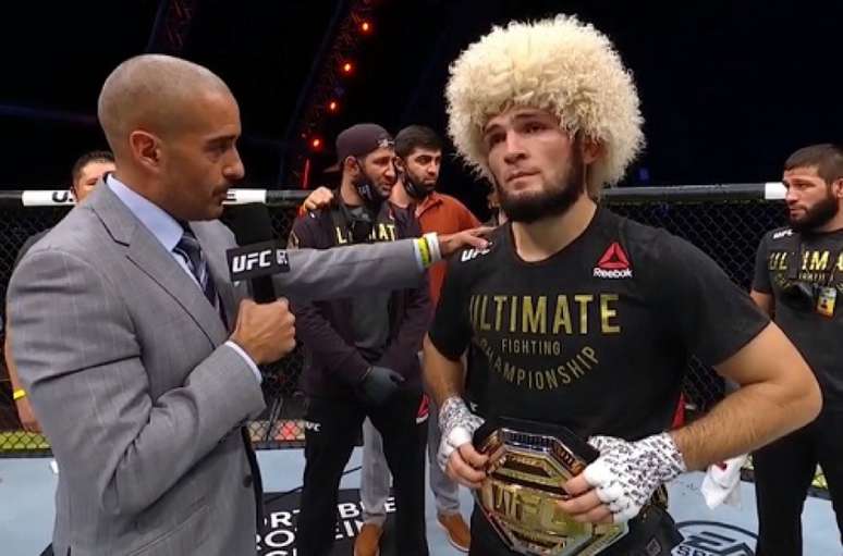 Bastante emocionado, Khabib anunciou sua aposentadoria do MMA após a luta (Foto: Reprodução YouTube UFC)