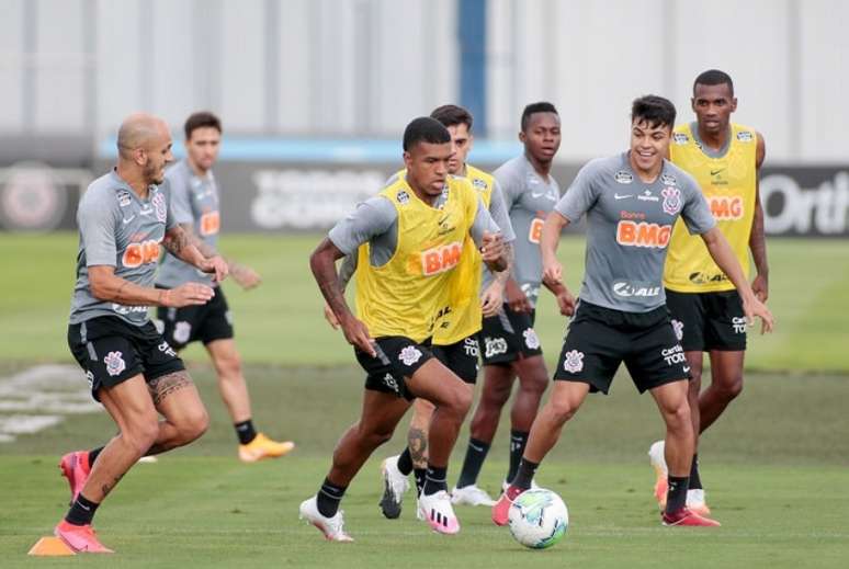 Léo Natel voltou a treinar com o elenco após se recuperar de dores no joelho (Foto: Rodrigo Coca/Ag. Corinthians)