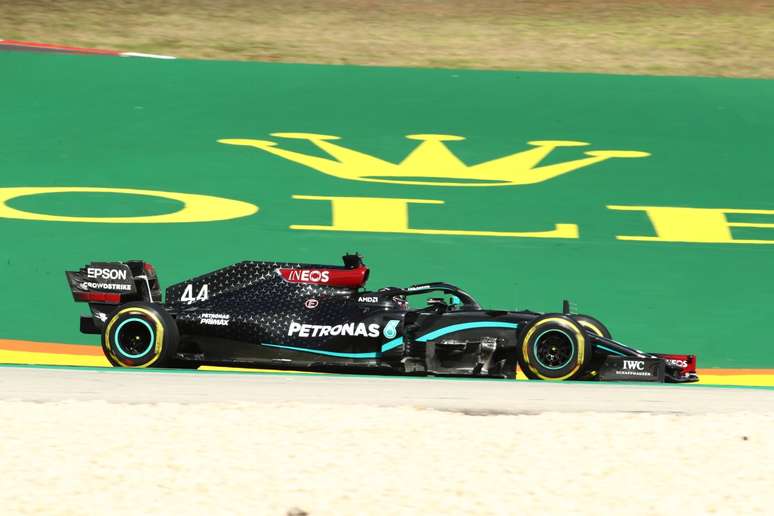 Lewis Hamilton teve dificuldades na sexta-feira 