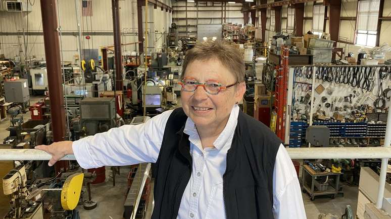 Debbie Flood em sua f&aacute;brica, a "The Melron Corporation"