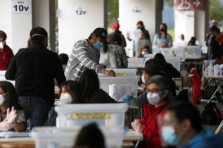 Homem vota durante plebiscito sobre nova Constituição em Santiago, no Chile
25/10/2020 REUTERS/Ivan Alvarado
