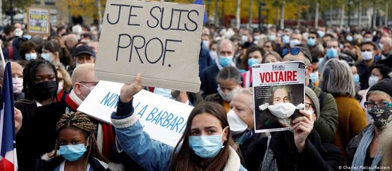 Protesto em Paris após a decapitação do professor
