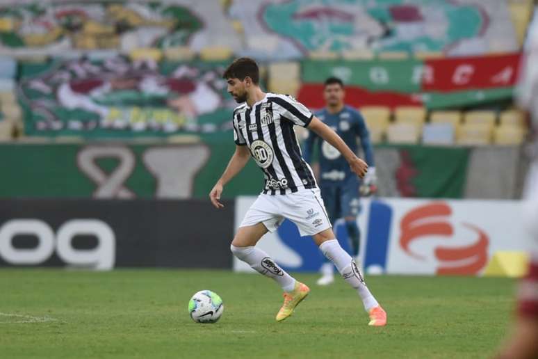 Luan começou a partida contra o Flu como lateral-esquerdo e terminou como zagueiro (Foto: Ivan Storti/Santos FC)