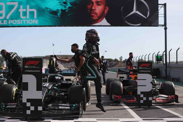 Hamilton marcou 1min16s652, apenas 0s102 mais rápido que Bottas, para ficar com a pole 