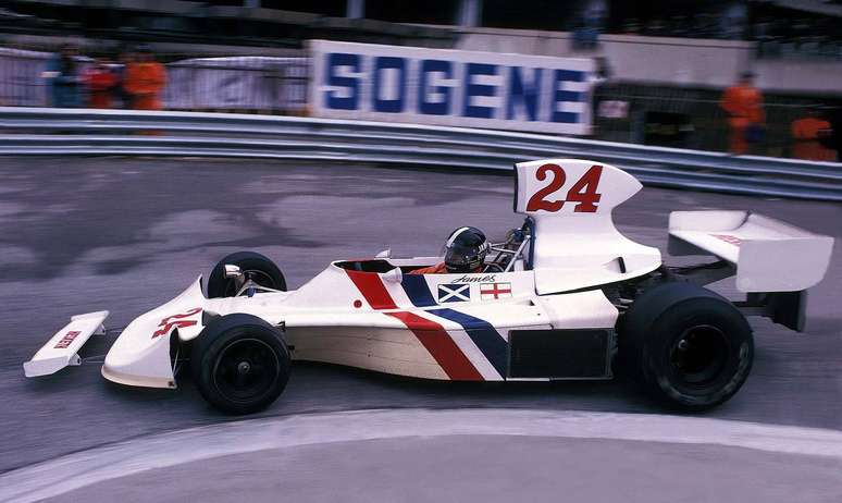 Carro de James Hunt em 1975: bandeiras e cores da Escócia e da Inglaterra.