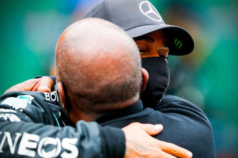 Lewis Hamilton abraça o pai, Anthony Hamilton, o maior incentivador no início da carreira 