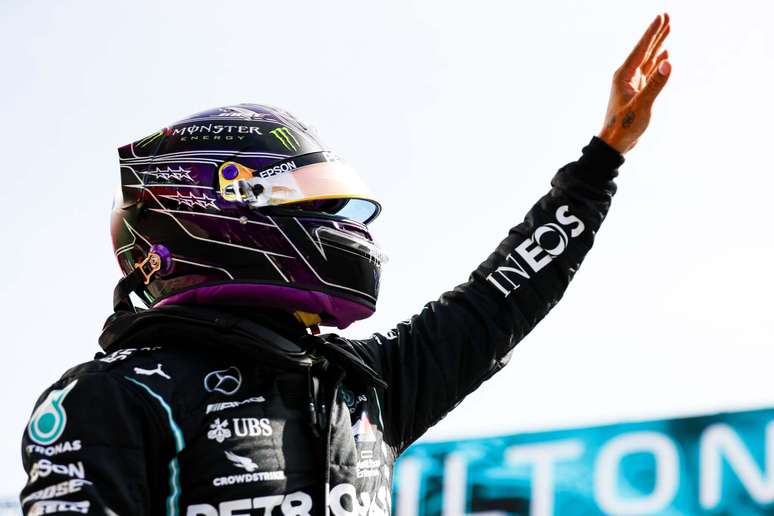 A festa de Lewis Hamilton após mais uma pole position na Fórmula 1 
