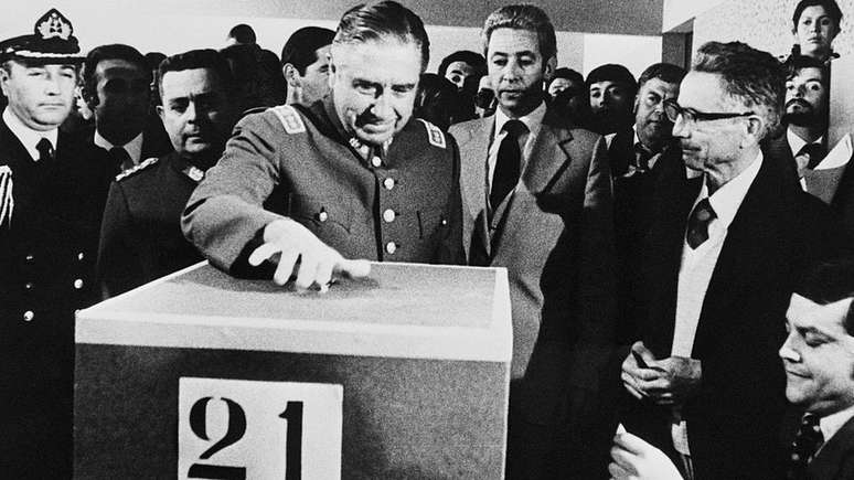 General Pinochet vota durante o referendo para aprovar a Constitui&ccedil;&atilde;o de 1980