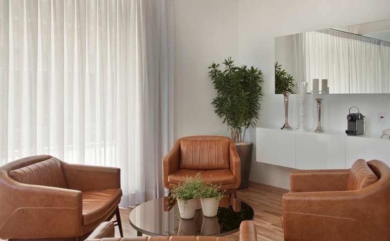 28. Decora&ccedil;&otilde;es cl&aacute;ssicas ganham muito com plantas para apartamento. Projeto de Elaine Carvalho