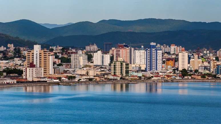 Em Florianópolis apenas 64,1% da população recebe atendimento de coleta de esgoto, e 48% dos esgotos são tratados