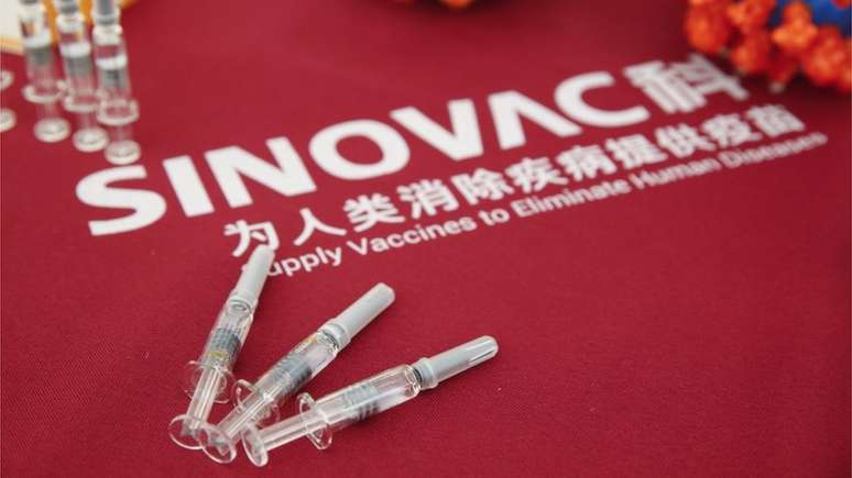 A CoronaVac é apenas uma das 44 vacinas que estão sendo desenvolvidas