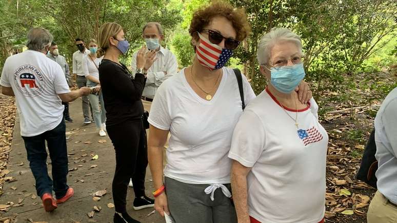 Luz Barrenechea, de 86 anos, levou a filha Marilu para votar e 'libertar a América do comunismo', disse a aposentada